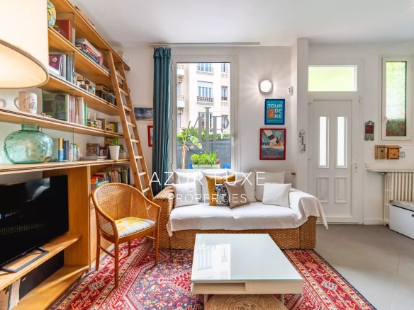 Interior of a townhouse in Nice, with a bright living room, shelves and access to the outside.