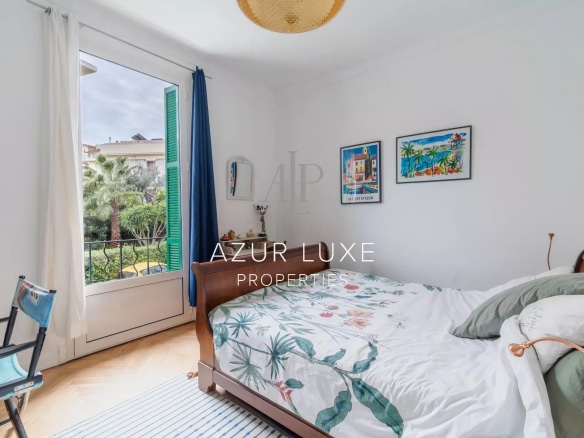 Bright room with bed and access to a garden, Villa Mireille in Nice.