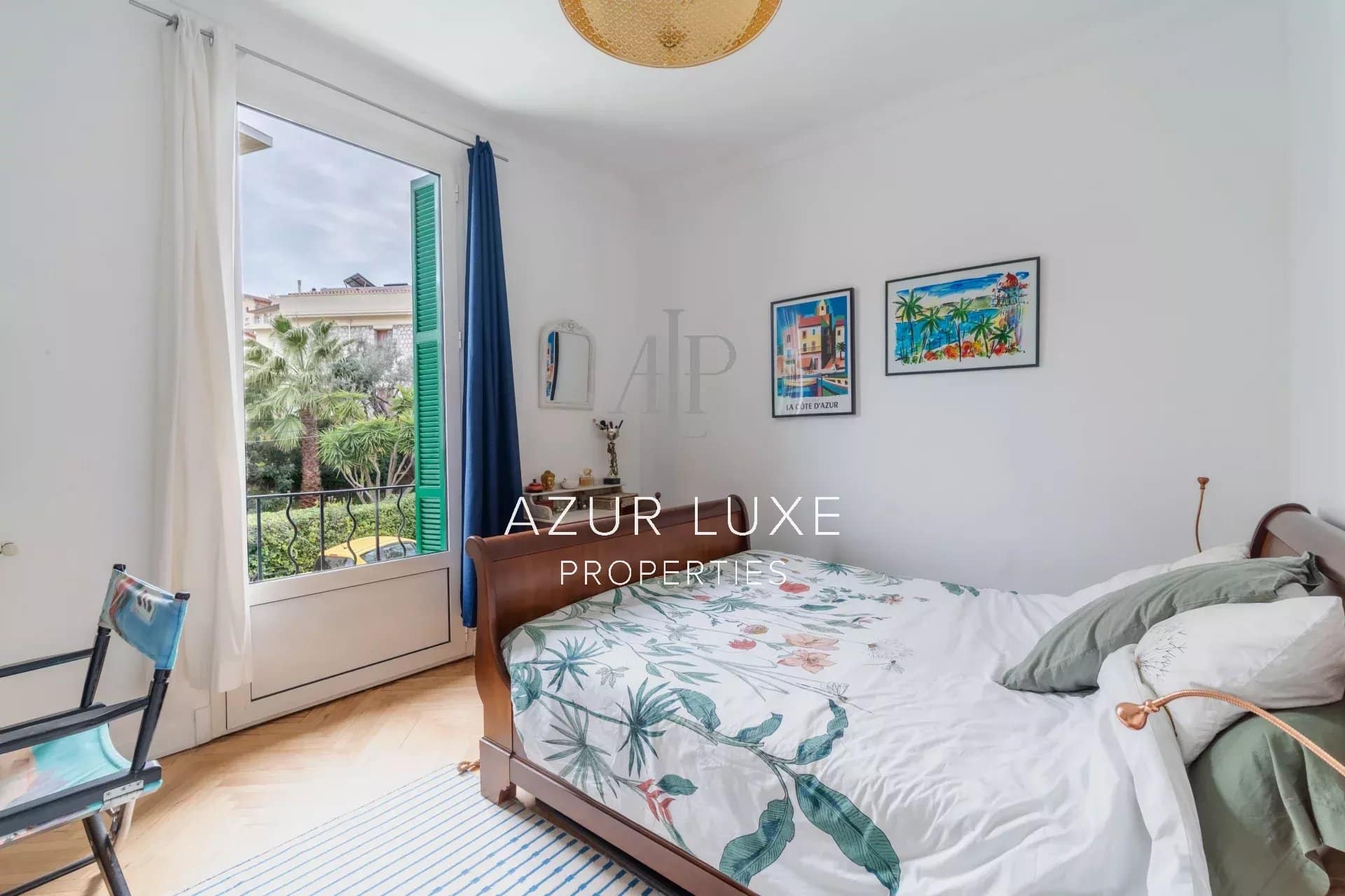 Room at Villa Mireille in Nice Bright room with bed and access to a garden, Villa Mireille in Nice.