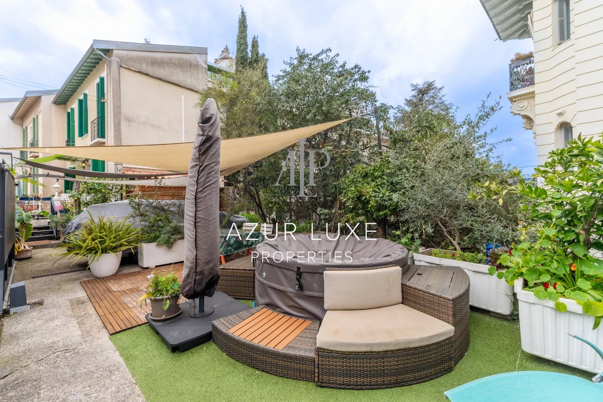 Terrace of Villa Mireille in Nice Terrace with jacuzzi and garden furniture in a house in Nice, Bas-Cimiez.