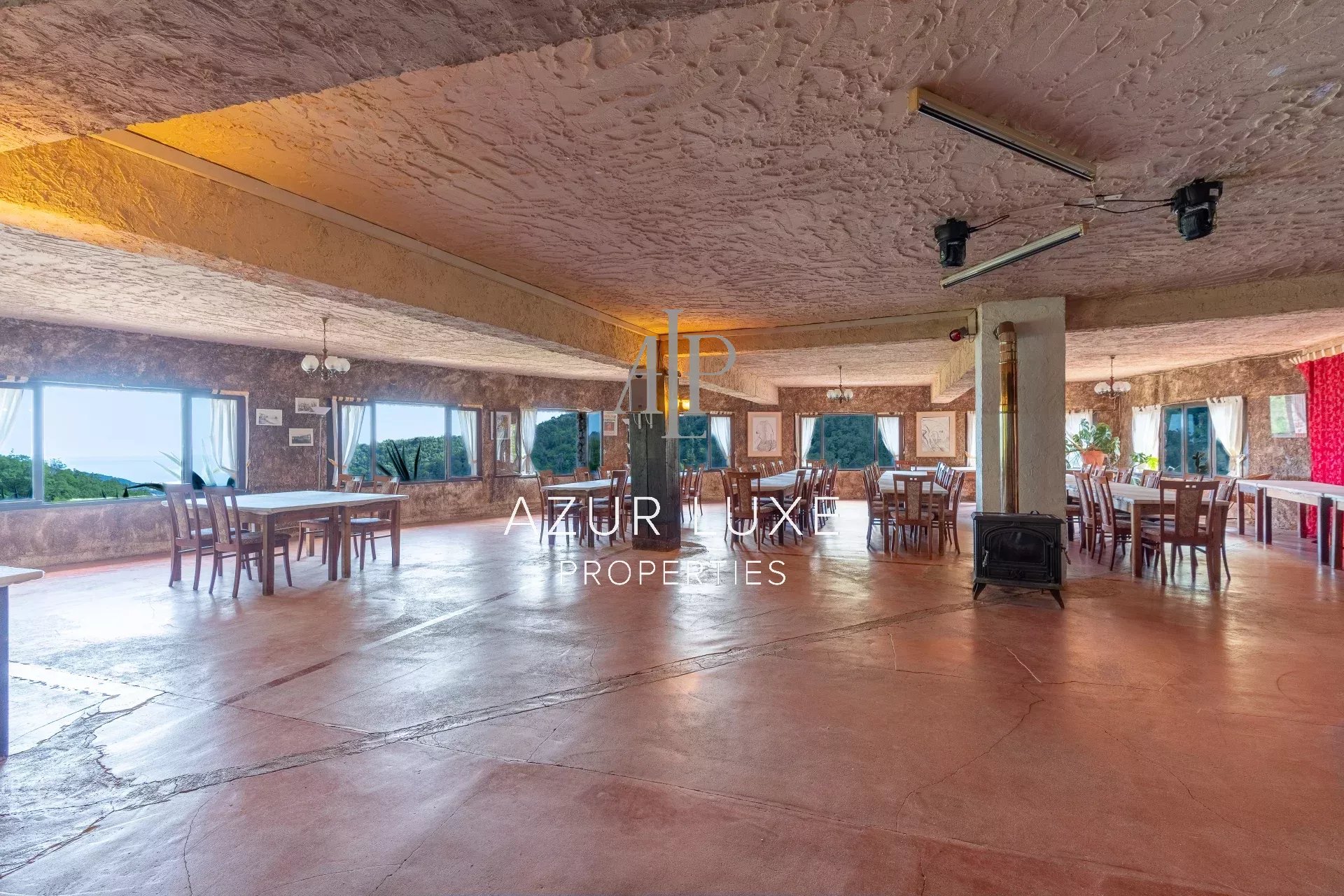 Interior of a former hotel-restaurant in Castillon Interior of a former hotel-restaurant with large windows and sea view, located in Castillon.