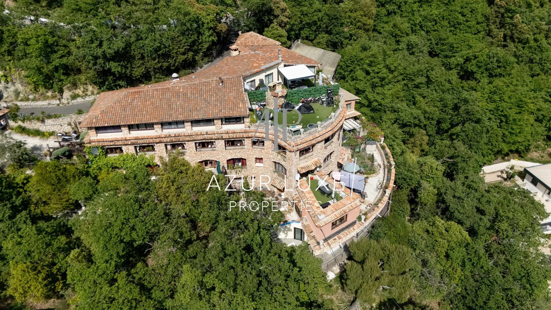 Former hotel-restaurant in Castillon Aerial view of a former hotel-restaurant in Castillon, surrounded by greenery, with a view of the sea.