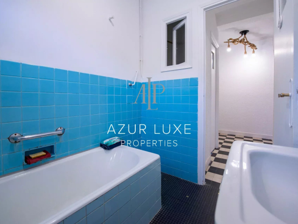 Bathroom with blue tiles and bathtub, apartment to renovate in Beaulieu-sur-Mer.