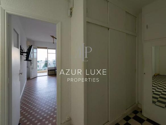 Entrance to an apartment to be renovated with a view of the living room and a terrace in Beaulieu-sur-Mer.