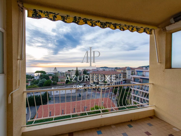 Terrace of an apartment in Beaulieu-sur-Mer with a view of the sea and the cloudy sky.
