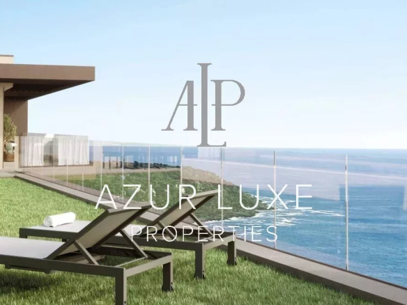 View of a modern villa with swimming pool and sun loungers, overlooking the sea in Roquebrune-Cap-Martin.