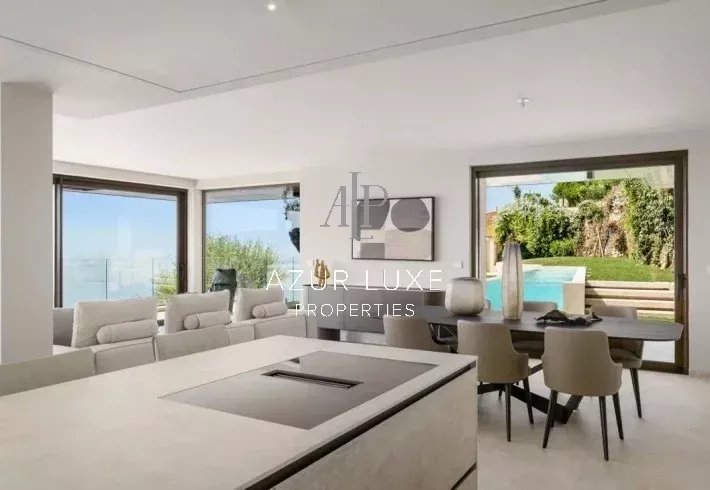 Intérieur d’une villa moderne à Roquebrune-Cap-Martin Intérieur moderne d'une villa avec vue sur la mer, salon et salle à manger.