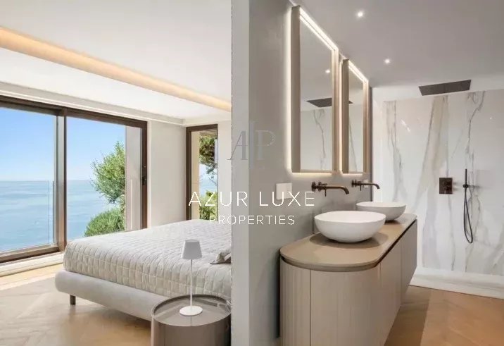 Chambre avec vue mer à Roquebrune-Cap-Martin Chambre moderne avec vue sur la mer, salle de bain élégante et grandes fenêtres à Roquebrune-Cap-Martin.