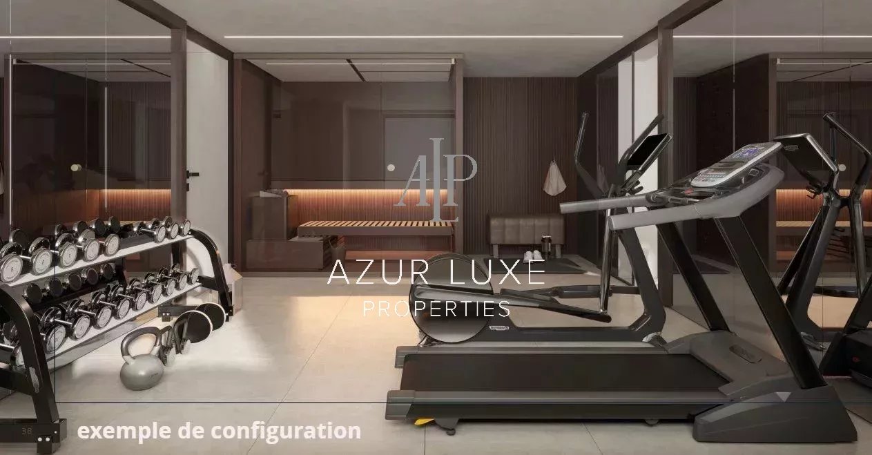 Salle de sport dans une villa moderne Salle de sport moderne avec équipements de fitness, éclairage doux et espace bien agencé.