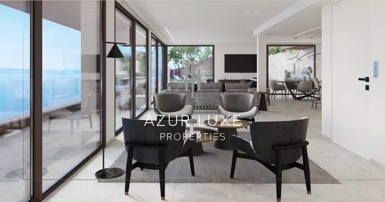 Intérieur d’une villa moderne à Roquebrune-Cap-Martin Intérieur moderne d'une villa avec vue sur la mer, salon lumineux et mobilier contemporain.