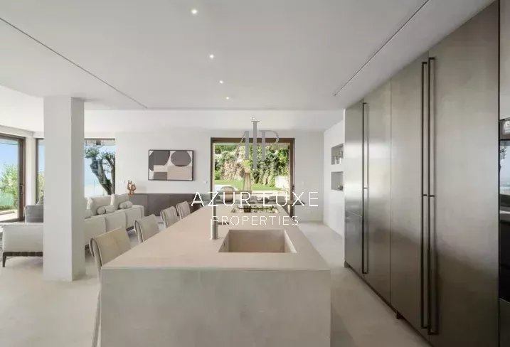 Cuisine moderne avec vue mer Intérieur d'une villa moderne avec cuisine ouverte et vue sur la mer à Roquebrune-Cap-Martin.