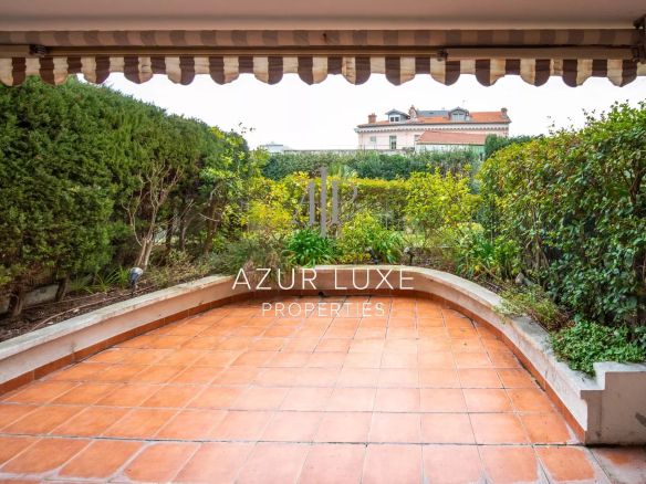 44m² terrace overlooking the garden, apartment to renovate in Beaulieu-sur-Mer.