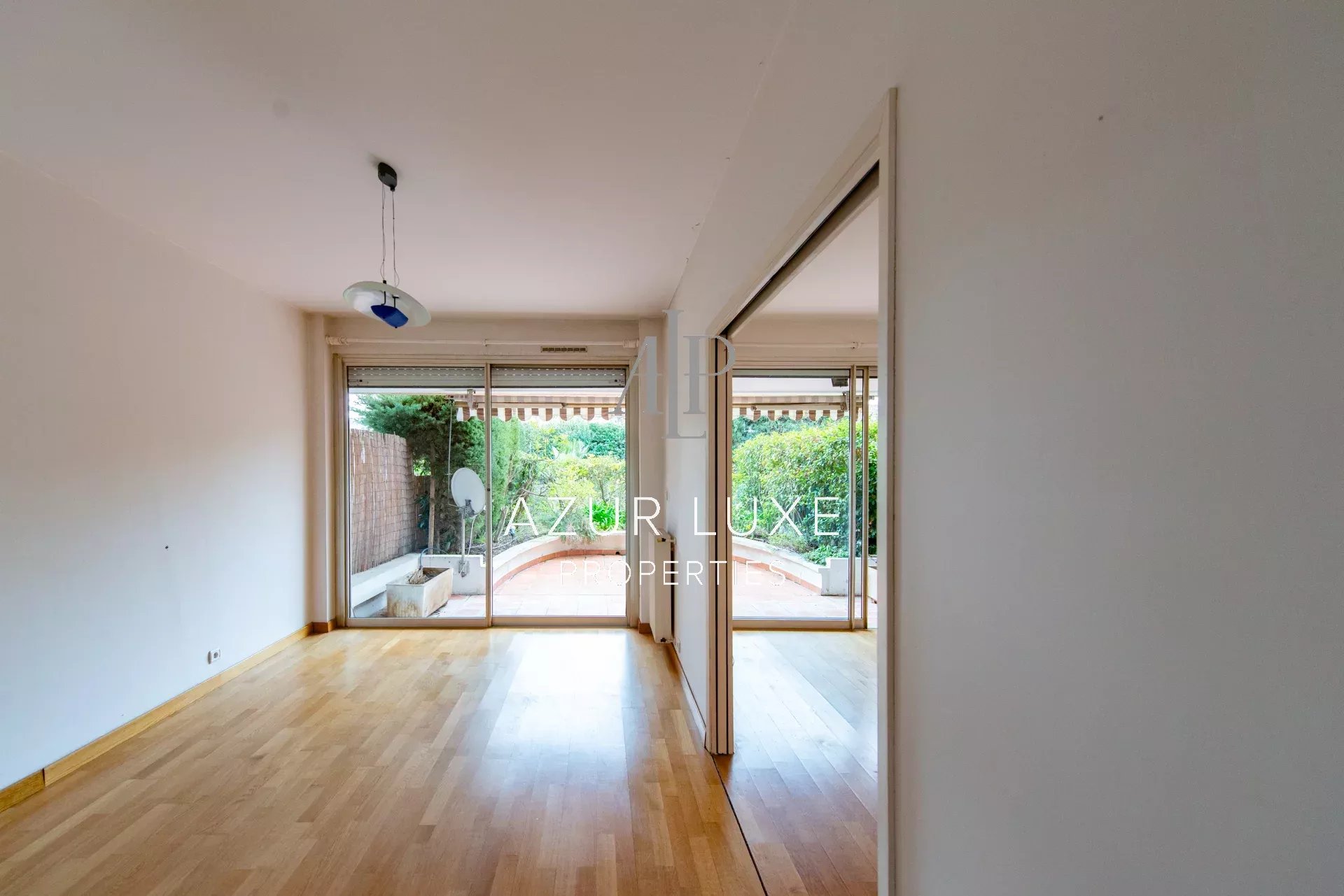 Apartment to renovate in Beaulieu-sur-Mer Interior of an apartment to be renovated with living room and access to a terrace, Beaulieu-sur-Mer.