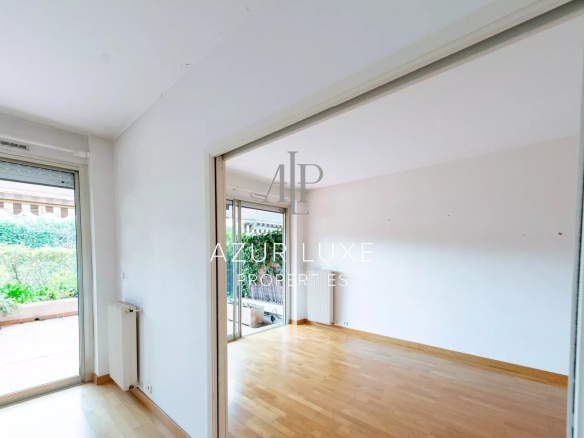 Interior of an apartment to be renovated with a bright living room and access to a terrace.