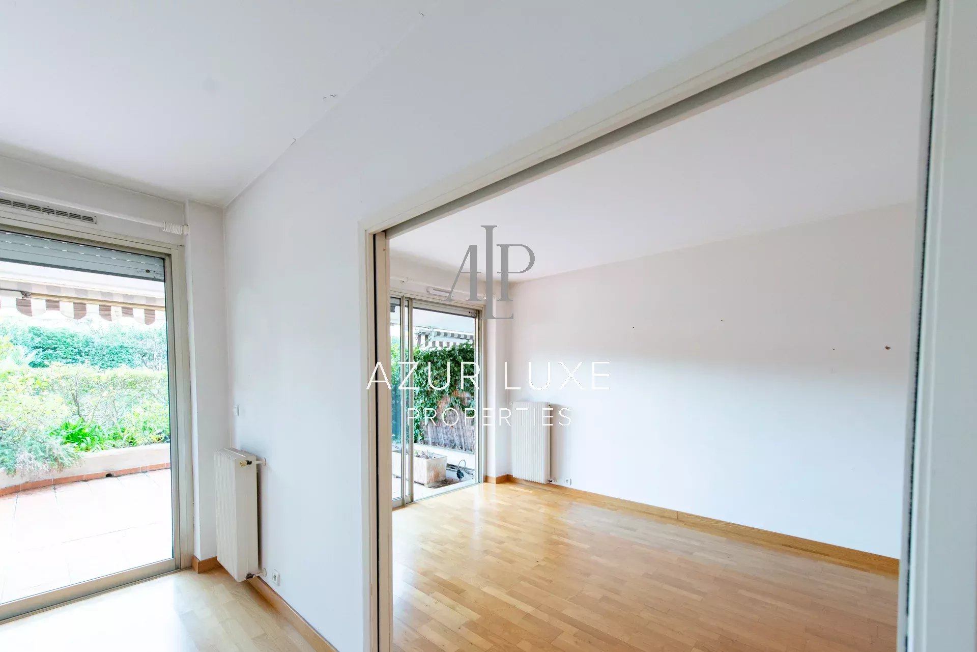Apartment to renovate in Beaulieu-sur-Mer Interior of an apartment to be renovated with a bright living room and access to a terrace.