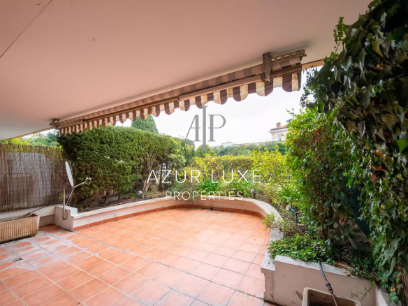 44m² terrace overlooking the garden, apartment to renovate in Beaulieu-sur-Mer.