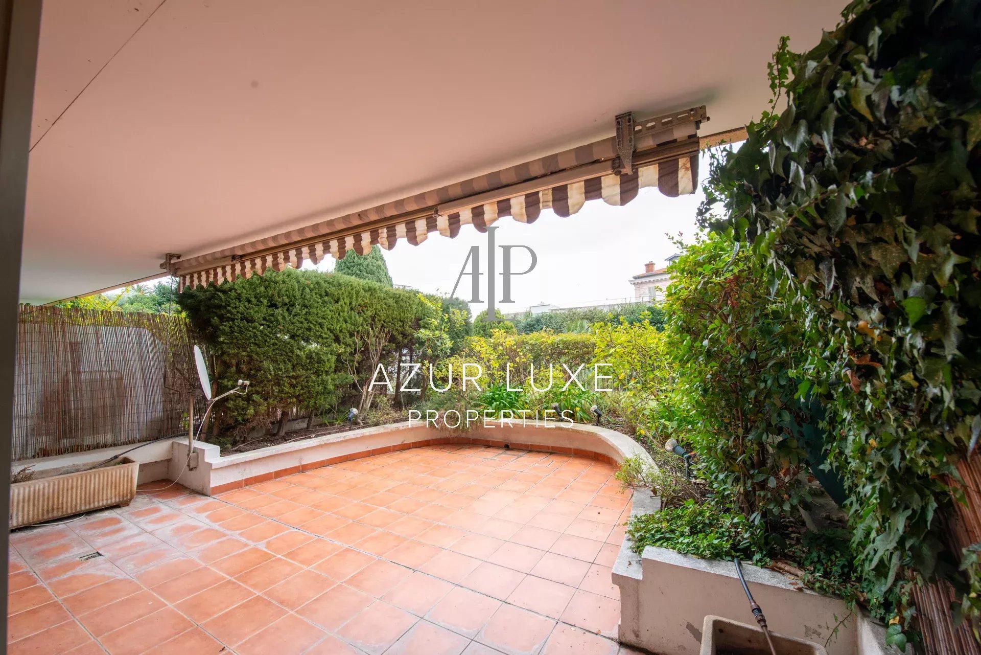 Terrace of an apartment in need of renovation 44m² terrace overlooking the garden, apartment to renovate in Beaulieu-sur-Mer.