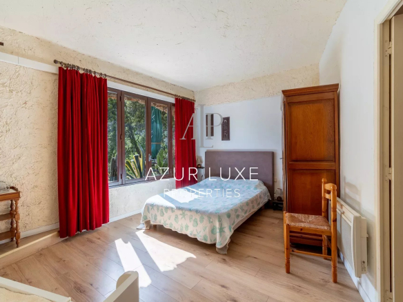 Room in a former hotel-restaurant in Castillon with a view of nature.