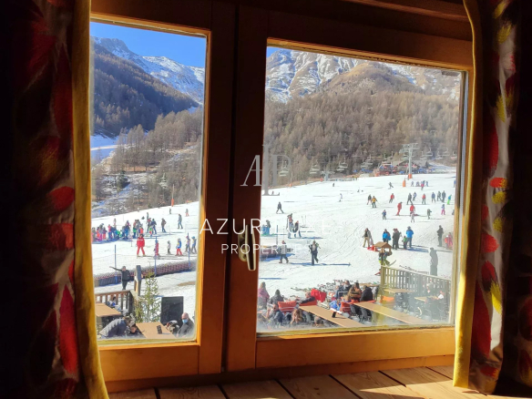 Commercial catering case at the foot of the slopes