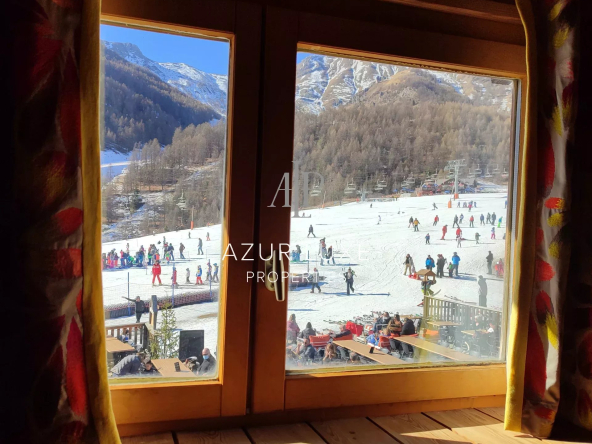 Commercial catering case at the foot of the slopes