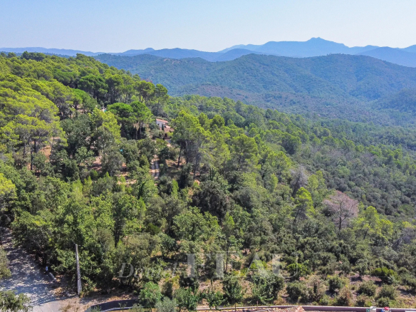 Bagnols in the forest – Building land with a lovely sea view