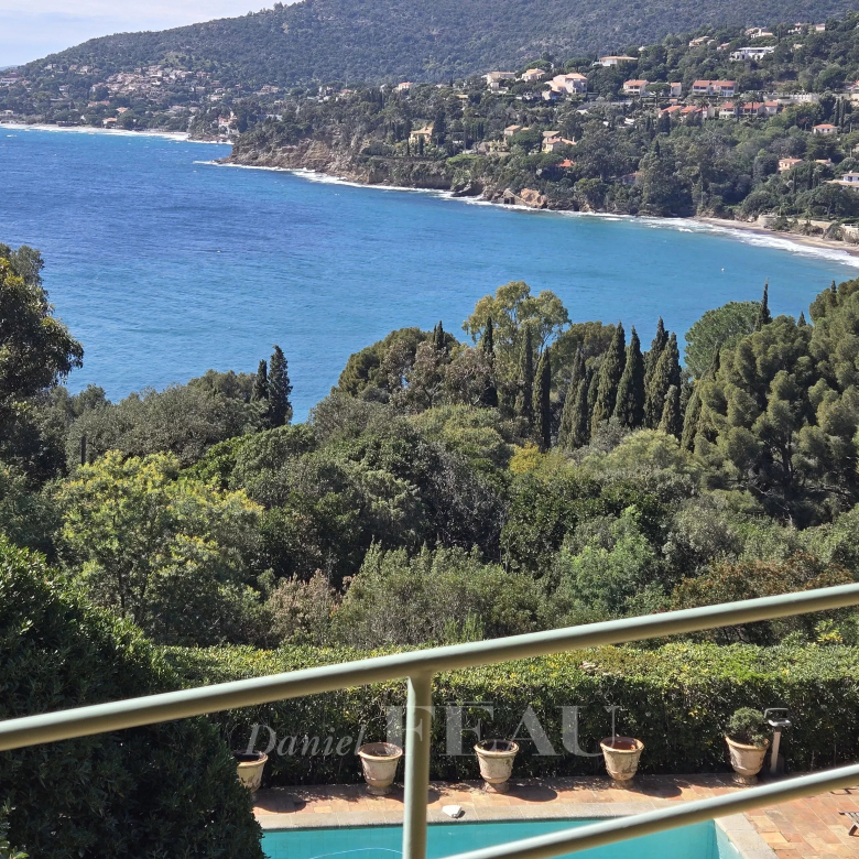 PROPRIÉTÉ CONTEMPORAINE AU CŒUR D’UN DOMAINE PRIVÉ