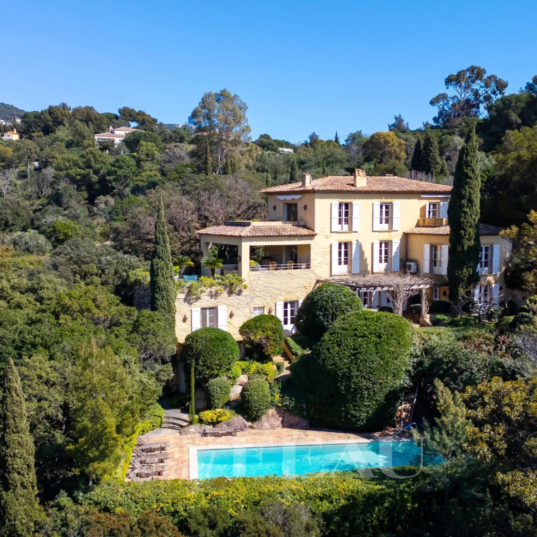 Rayol-Canadel – Character property with panoramic sea views