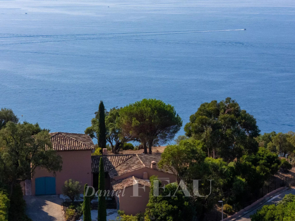 Panoramic view of a villa in Rayol-Canadel-sur-Mer with grounds and sea in the background.