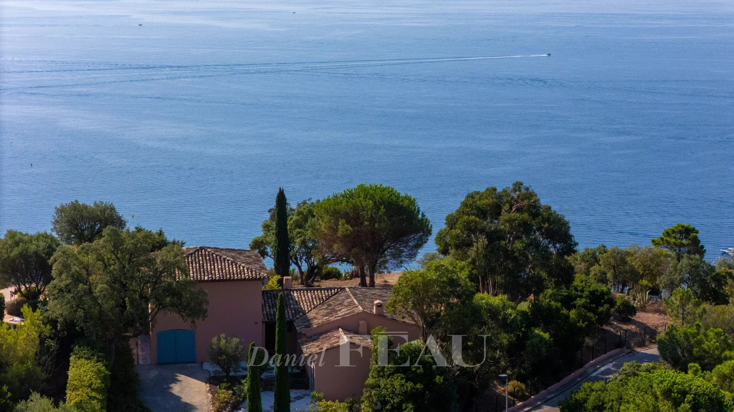 Villa with sea view in Rayol-Canadel-sur-Mer Panoramic view of a villa in Rayol-Canadel-sur-Mer with grounds and sea in the background.