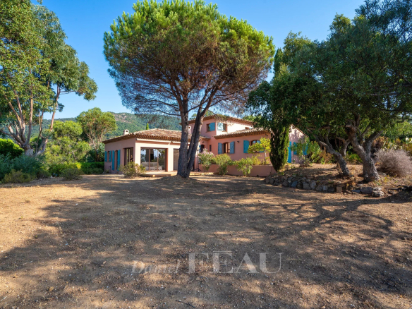 Villa in Rayol-Canadel-sur-Mer with sea view, flat plot of 1600 m2, no overlooking.