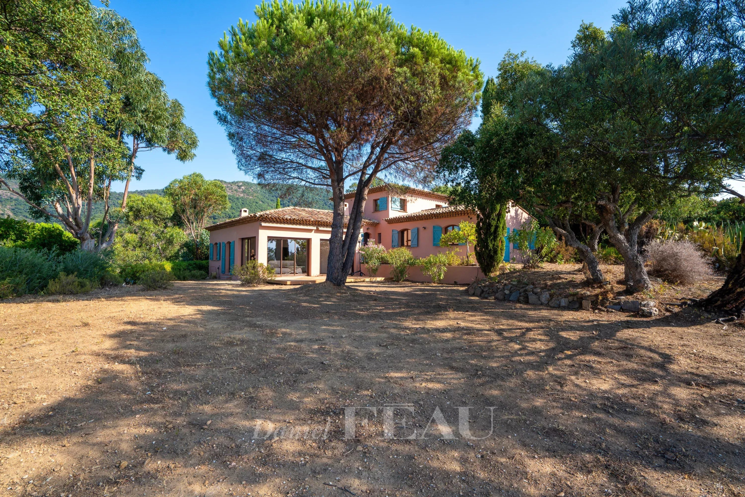 Villa with sea view in Rayol-Canadel-sur-Mer Villa in Rayol-Canadel-sur-Mer with sea view, flat plot of 1600 m2, no overlooking.