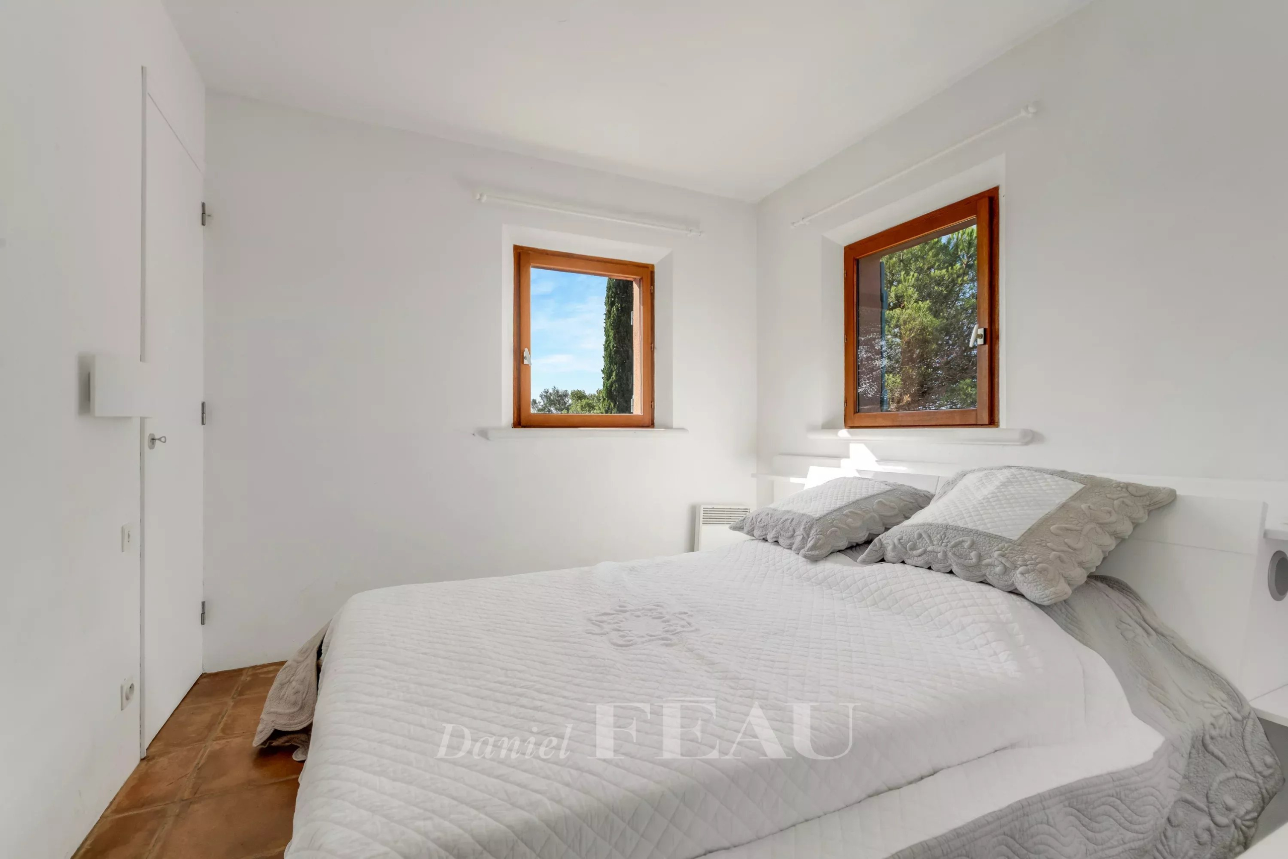 Villa room in Rayol-Canadel-sur-Mer Room in a villa in Rayol-Canadel-sur-Mer with two windows and a double bed.