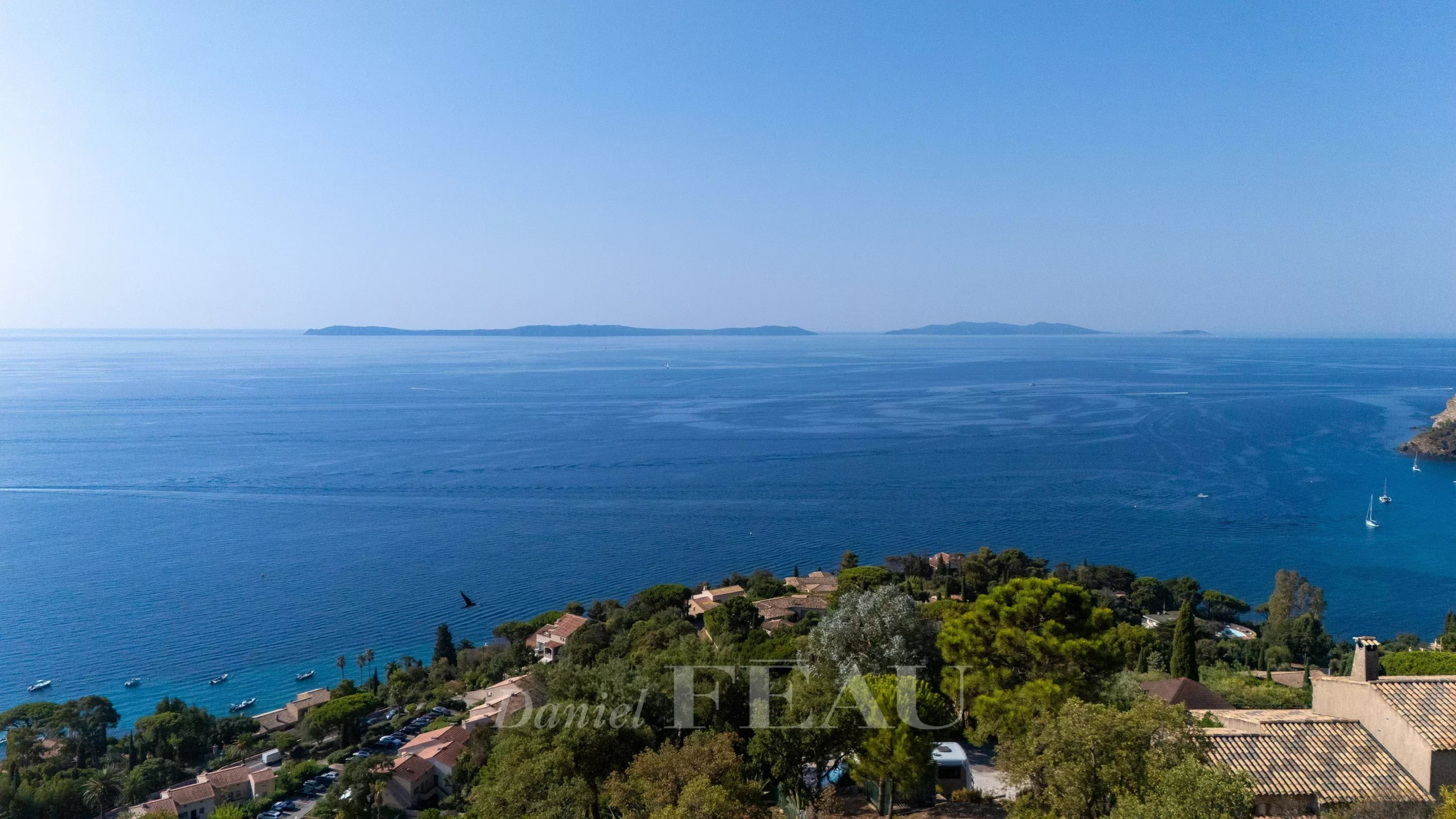 Villa with sea view in Rayol-Canadel-sur-Mer Panoramic sea view from a villa in Rayol-Canadel-sur-Mer.
