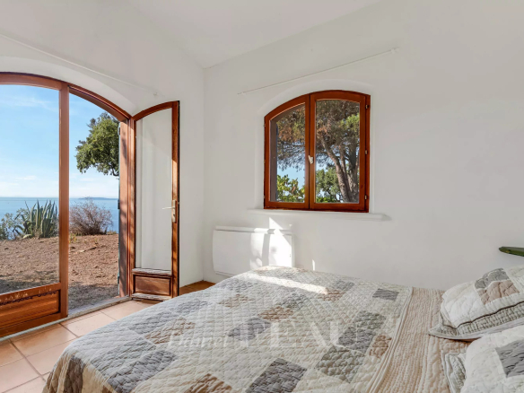 Bright room with sea view in Rayol-Canadel-sur-Mer.