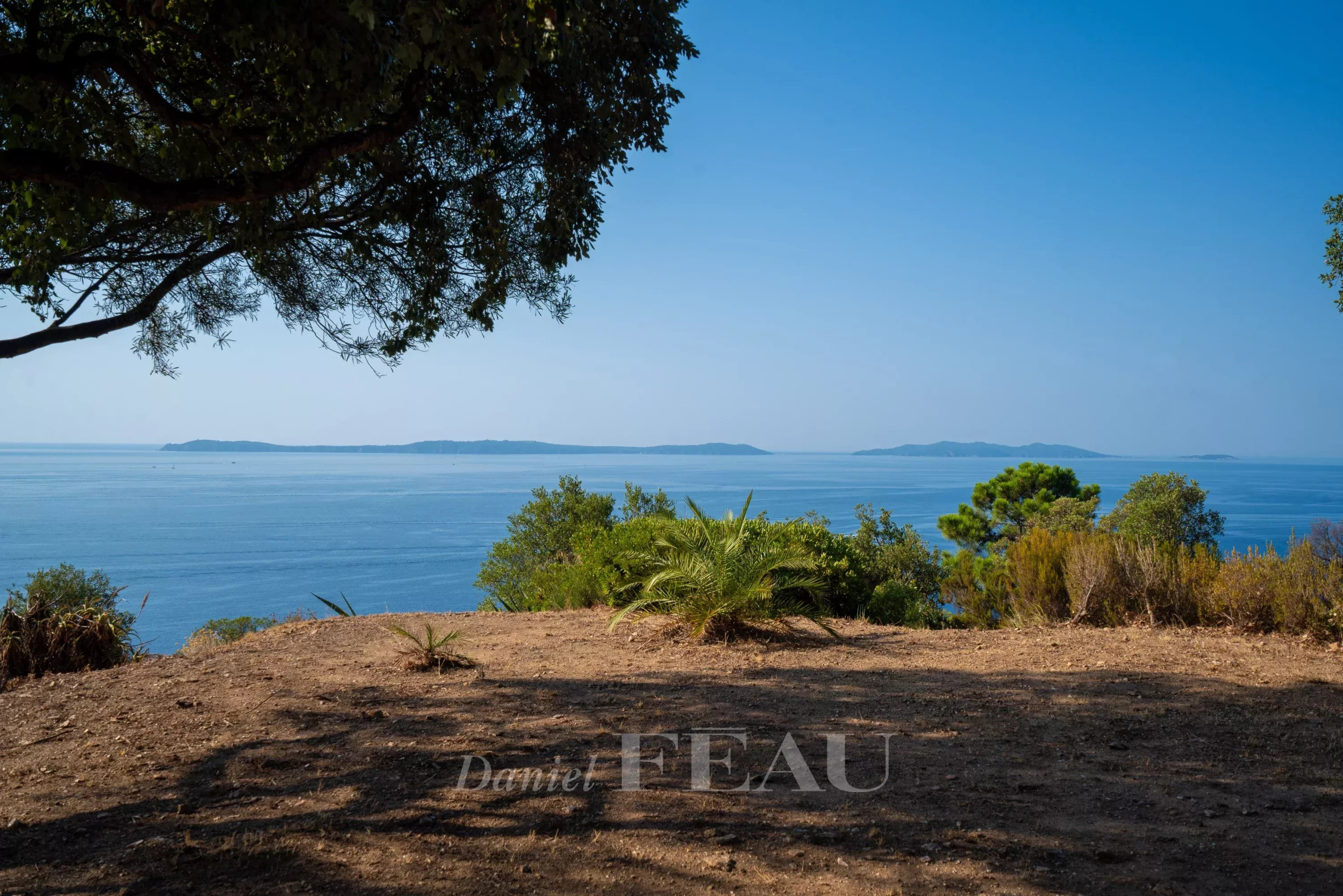 Sea view at Rayol-Canadel-sur-Mer Panoramic sea view from a property in Rayol-Canadel-sur-Mer, with an open landscape.