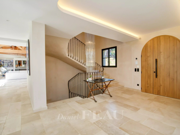 Intérieur d'une propriété moderne avec un escalier et une porte en bois à La Croix-Valmer.