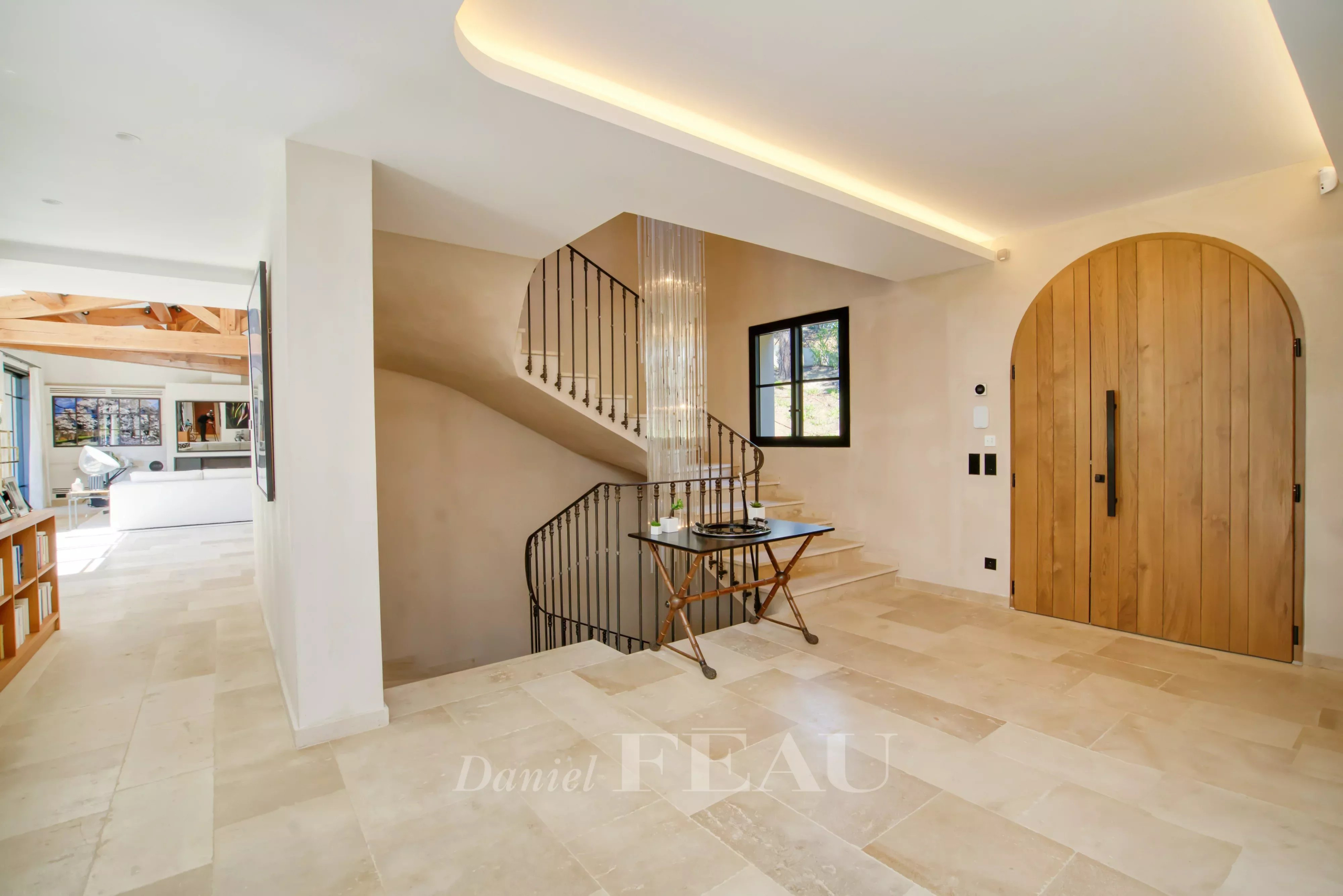 Intérieur d’une propriété d’exception Intérieur d'une propriété moderne avec un escalier et une porte en bois à La Croix-Valmer.
