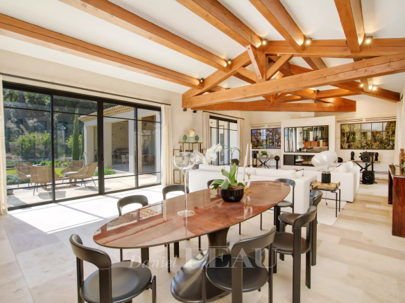 Intérieur d'une propriété moderne avec salle à manger et salon lumineux à La Croix-Valmer.