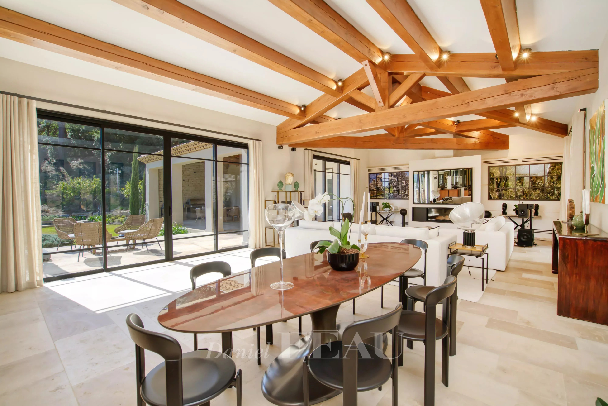 Intérieur d’une propriété d’exception à La Croix-Valmer Intérieur d'une propriété moderne avec salle à manger et salon lumineux à La Croix-Valmer.