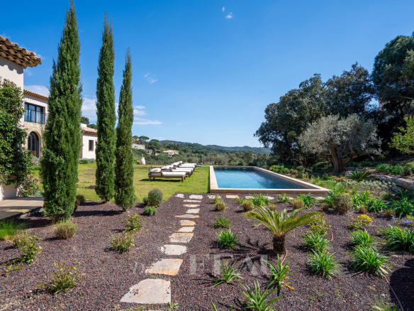 Propriété moderne avec piscine et jardin à La Croix-Valmer, entourée de nature.