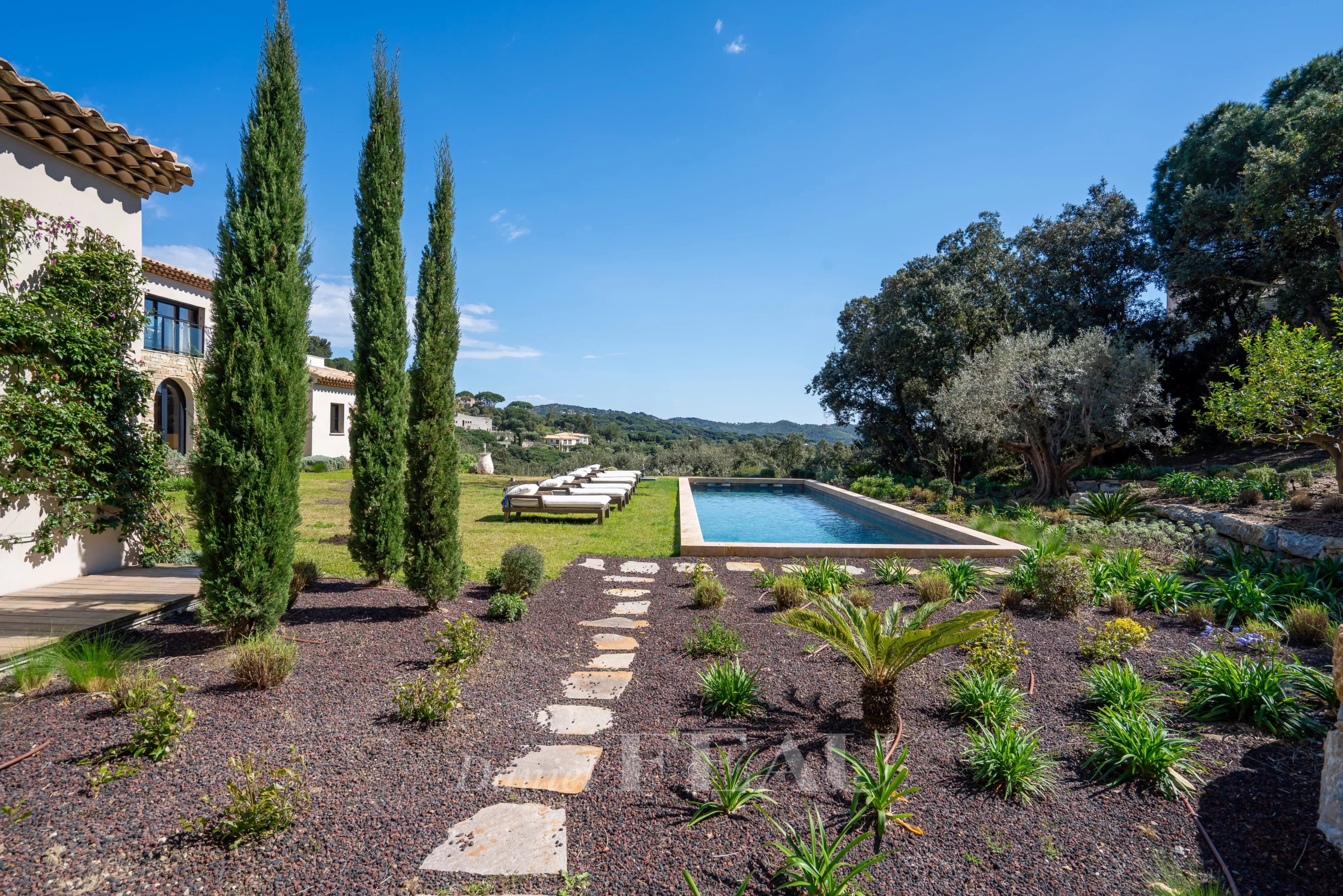 Propriété d’exception à La Croix-Valmer Propriété moderne avec piscine et jardin à La Croix-Valmer, entourée de nature.