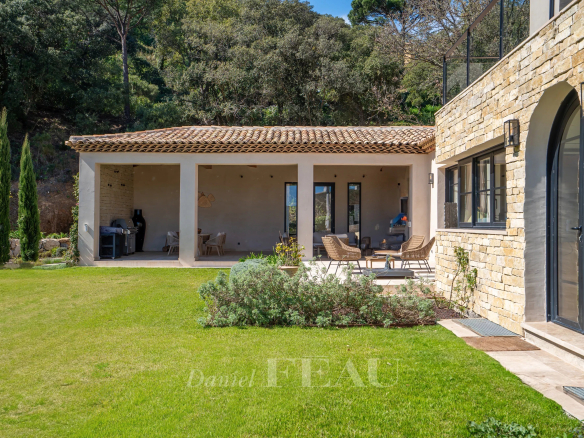 Vue extérieure d'une propriété moderne à La Croix-Valmer avec jardin et terrasse.