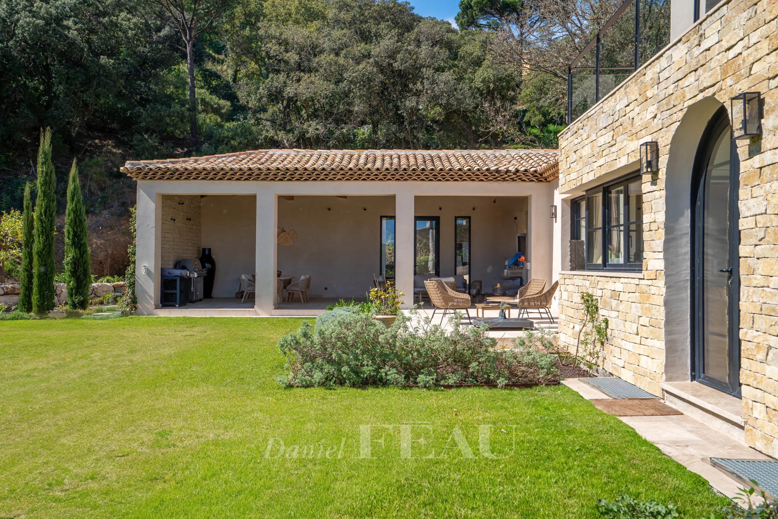 Propriété moderne à La Croix-Valmer Vue extérieure d'une propriété moderne à La Croix-Valmer avec jardin et terrasse.