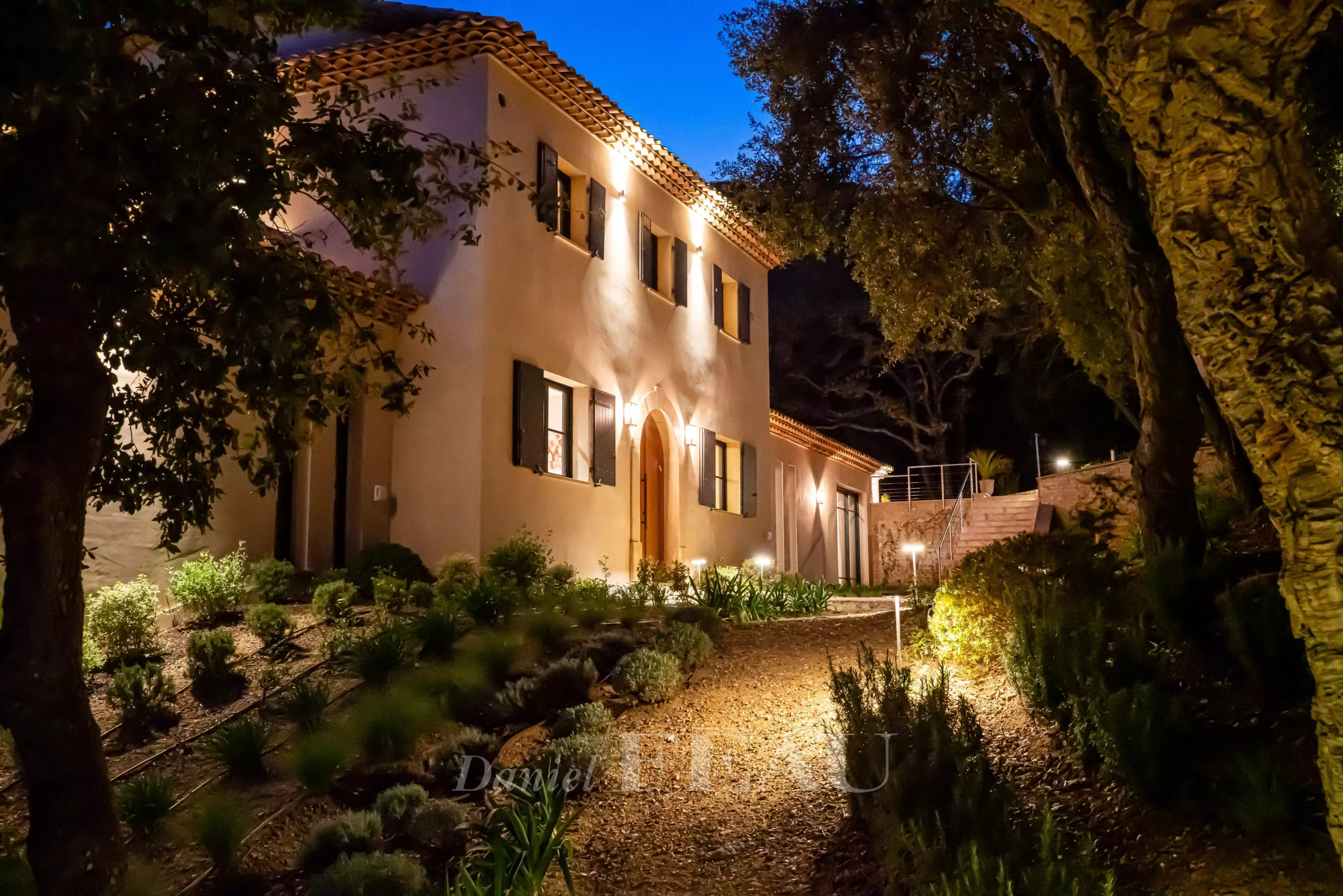 Propriété d’exception à La Croix-Valmer Maison moderne illuminée dans un cadre naturel à La Croix-Valmer, entourée de végétation.