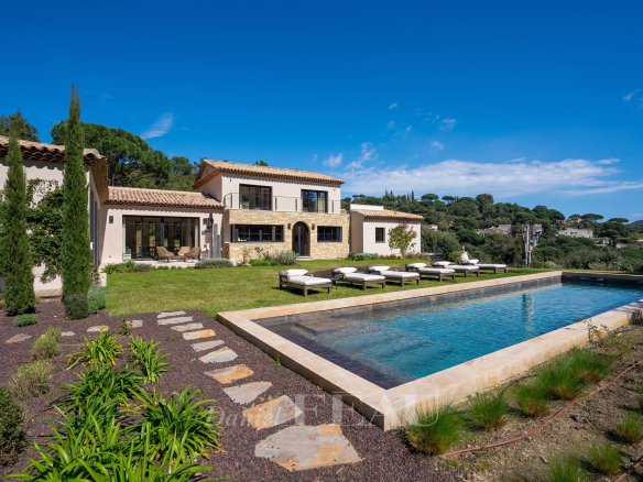Vue extérieure d'une propriété moderne avec piscine à La Croix-Valmer, entourée de verdure.