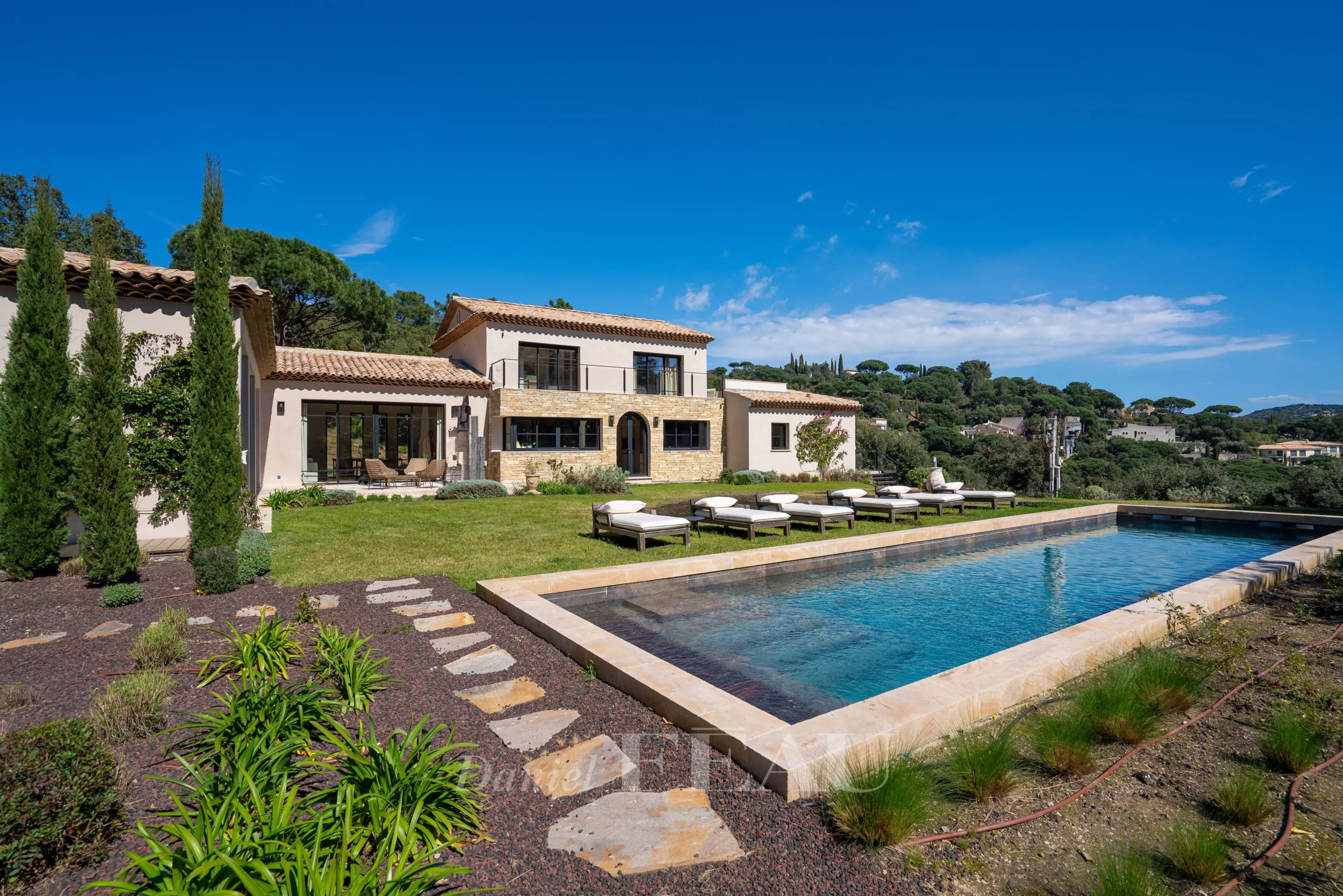 Propriété d’exception à La Croix-Valmer Vue extérieure d'une propriété moderne avec piscine à La Croix-Valmer, entourée de verdure.