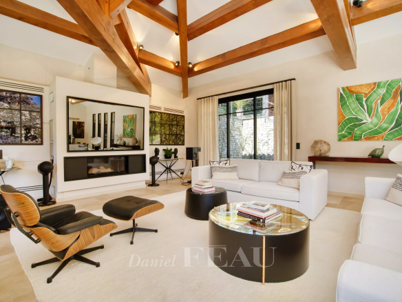 Intérieur d'une propriété moderne avec un salon lumineux et des éléments de décoration élégants.
