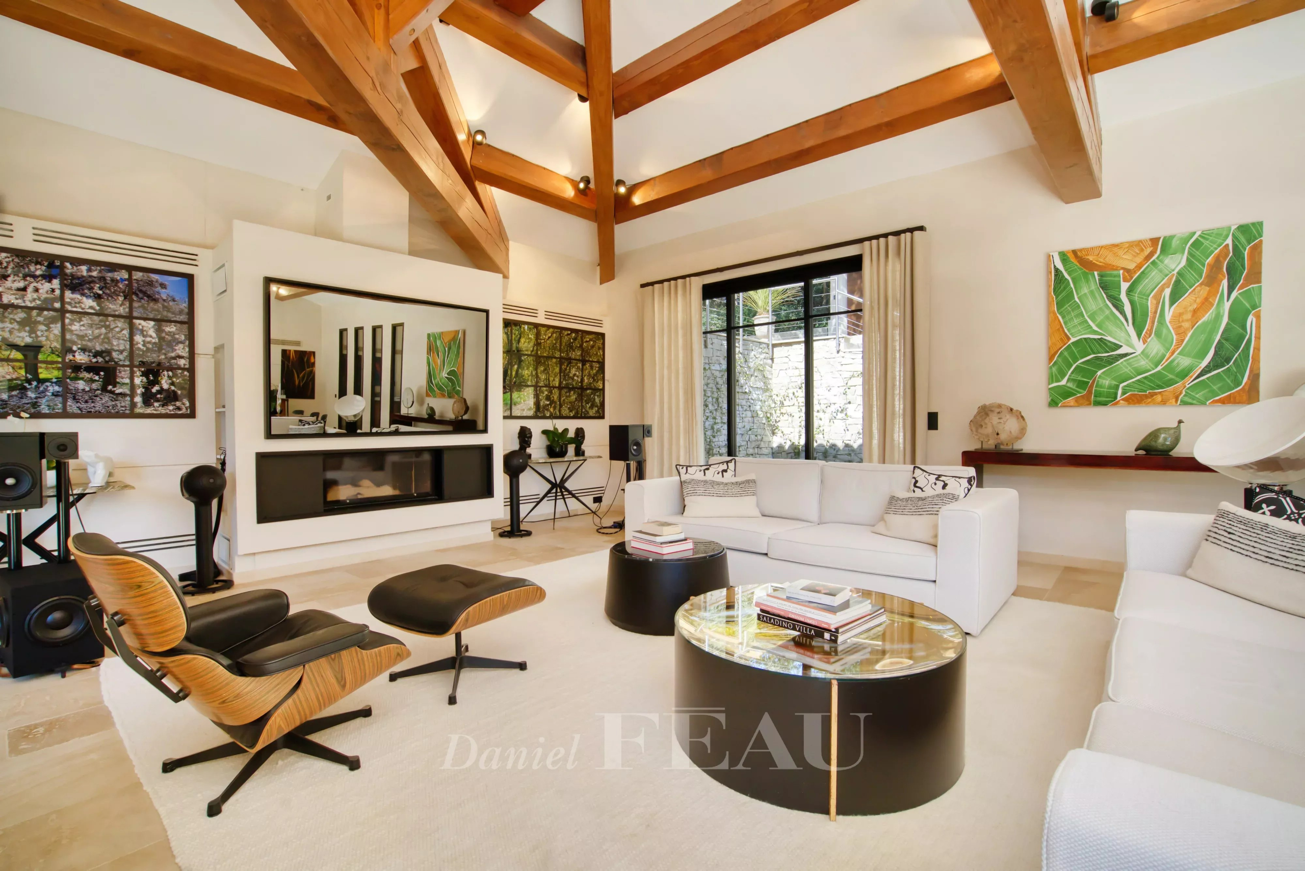 Salon d’une propriété d’exception à La Croix-Valmer Intérieur d'une propriété moderne avec un salon lumineux et des éléments de décoration élégants.