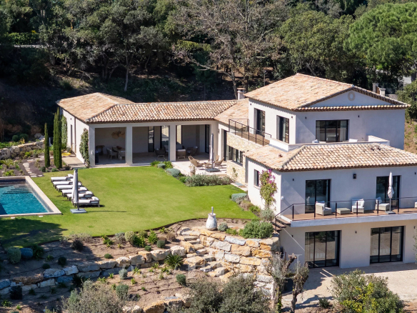 Propriété moderne avec piscine et jardin à La Croix-Valmer, entourée de nature.