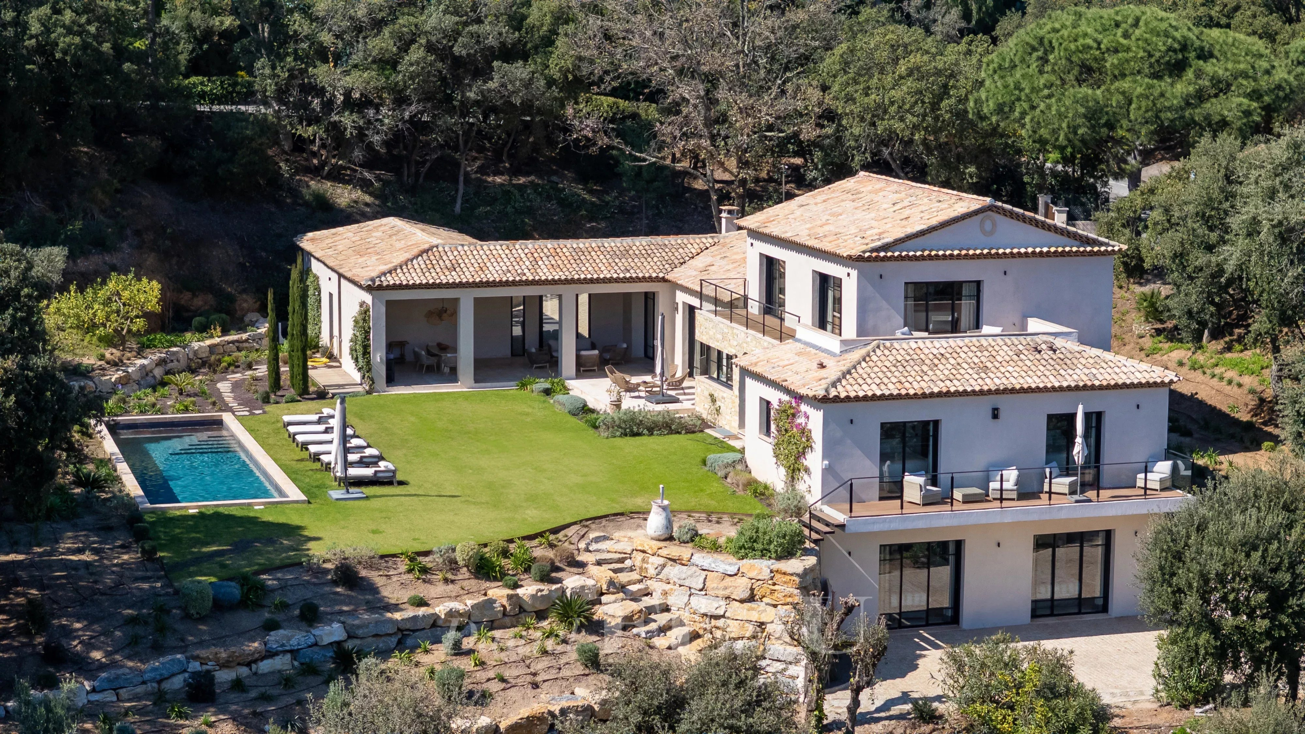 Propriété d’exception à La Croix-Valmer Propriété moderne avec piscine et jardin à La Croix-Valmer, entourée de nature.